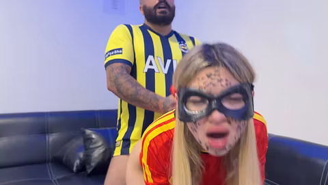 Galatasaray’ın şampiyonluğuna sinir olan Lanetkel sinirini kız arkadaşından çıkardı
